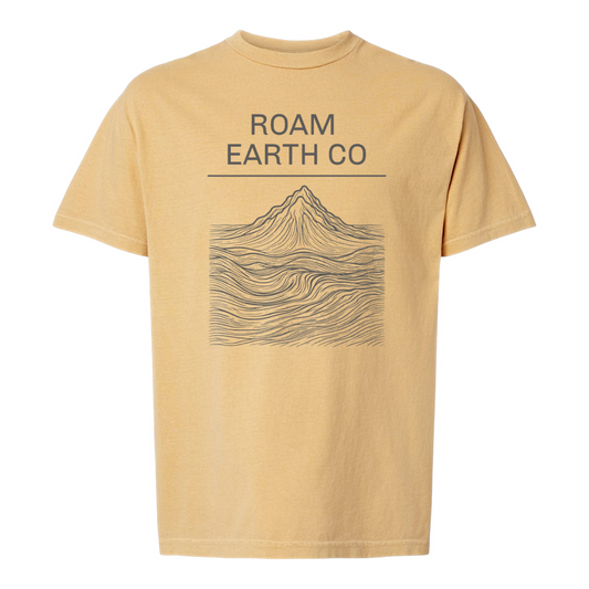 Camiseta de color mostaza descolorida con montañas topográficas de Roam Earth Co