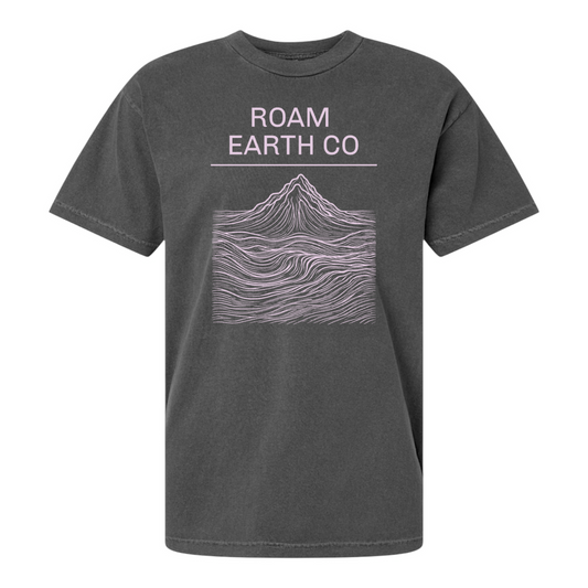 Camiseta con montañas topográficas de Roam Earth Co