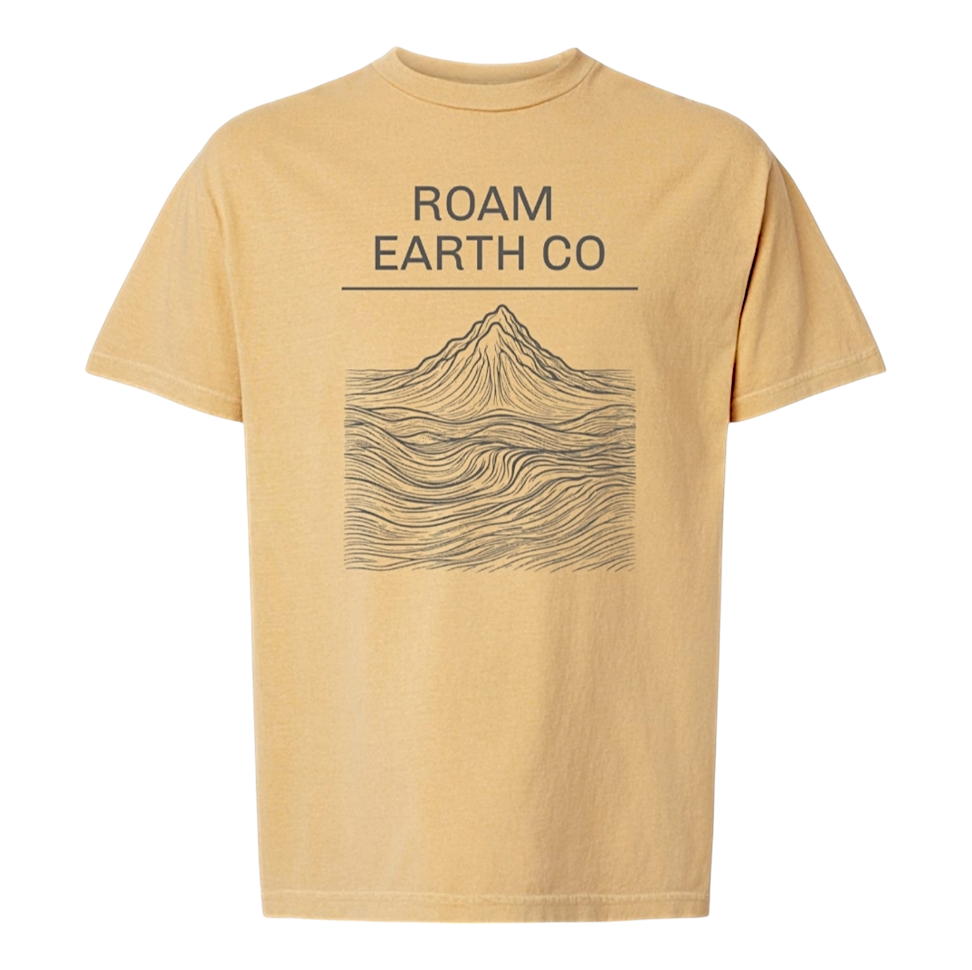 Camiseta de color mostaza descolorida con montañas topográficas de Roam Earth Co