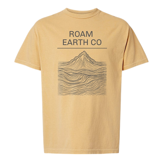 Camiseta de color mostaza descolorida con montañas topográficas de Roam Earth Co