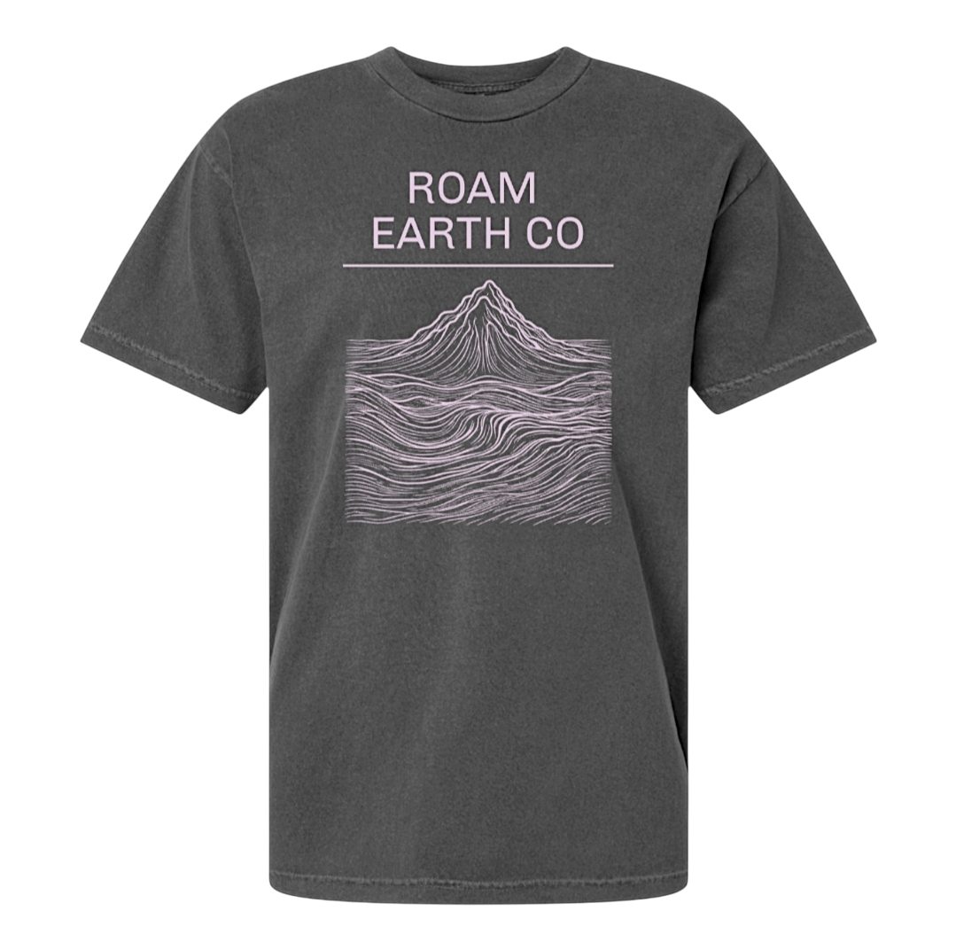 Camiseta con montañas topográficas de Roam Earth Co