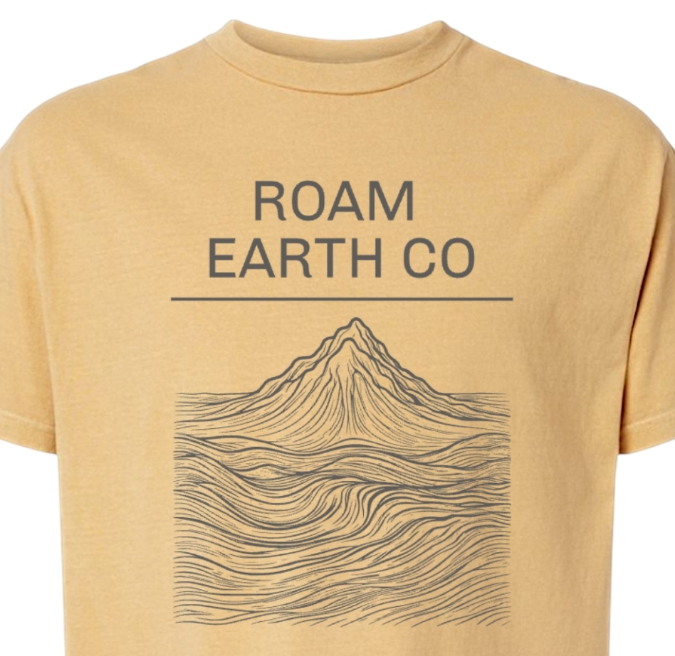 Camiseta de color mostaza descolorida con montañas topográficas de Roam Earth Co