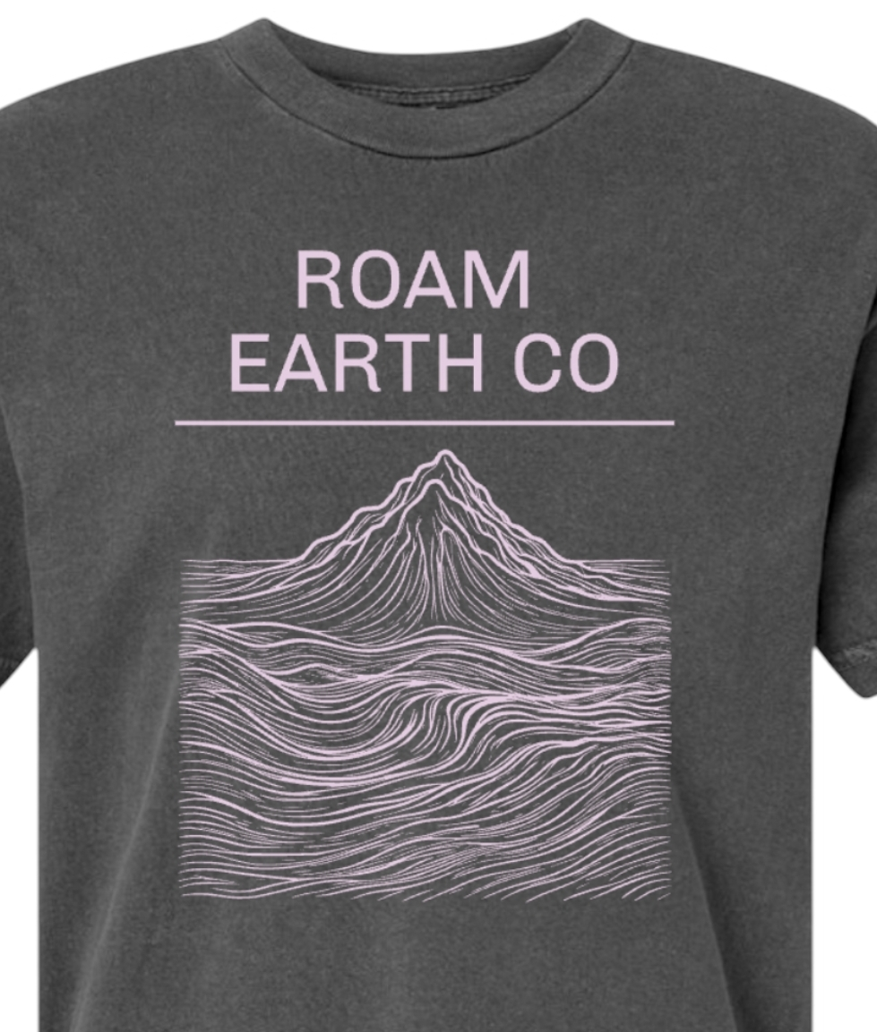 Camiseta con montañas topográficas de Roam Earth Co